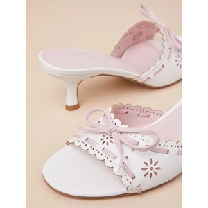 Mules à talons pour femmes de haute qualité, sandales à talons ouvertes à bout rond, à enfiler, avec découpes florales et un détail nœud adorable - Product Image 5