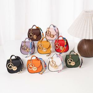 Mini porte-clés en forme de selle en cuir PU, porte-monnaie avec fermoir mousqueton, écologique, durable, portable, breloque de sac, accessoire mignon, cadeau, souvenir de fête - Product Image 1