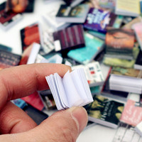 Großhandel ML Marke Retro-Stil Miniatur-Puppenhaus-Buchset Mini-Romane für Puppenhaus-Bibliothek Arbeitszimmer-Szene Beschichtetes Papier