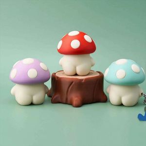 Mini porte-clés créatif en forme de champignon de dessin animé Kawaii, figurine artisanale DIY pour la décoration de bureau - Product Image 1