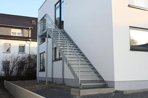 Escalera de Metal para exteriores personalizada, peldaños de escalera de acero industrial, <span class=keywords><strong>escaleras</strong></span> de acero rectas, materiales de construcción para uso en exteriores - Product Image 2