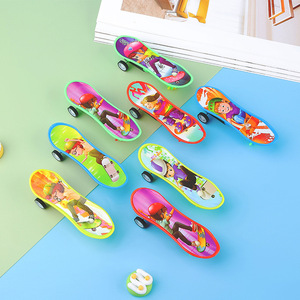 Trottinette à doigts 8,5x2,5cm en plastique, skateboard à rétrofriction pour enfants de 2 à 4 ans, cadeau unisexe - Product Image 2