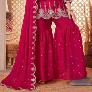 Conjunto Étnico Indio de Kurti de Seda Rosa Magenta con Bordado Intenso, Pantalones Sharara Acampanados y Dupatta con Trabajo de Calado para Mujer - Product Image 3