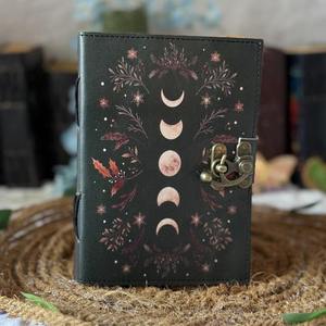 Carnet de notes classique en cuir véritable fait main, motif Triquetra, livre de sorts, livre des ombres, carnet de croquis vierge pour voyage, cadeau pour hommes et femmes, motif cercle - Product Image 1
