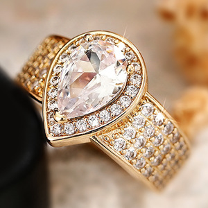 Anello a Goccia con Cinque File di Pavé per Donne, Elegante Gioiello da Dito per Matrimonio e Moda - Product Image 3