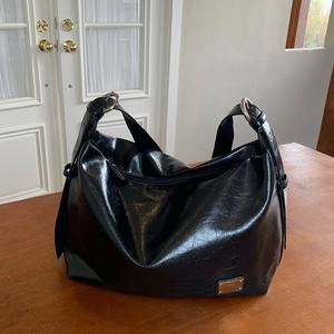 Sac fourre-tout en cuir souple pour femme, grande capacité, fermeture éclair, usage quotidien, couleur unie blanc et noir, collection automne 2025 - Product Image 3