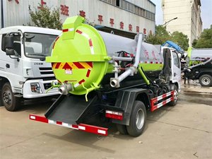 Manufacturer Supply Dongfeng 4X2 5000 Liters Vacuum Sewage Truck for Municipal Sanitation Services - Product Image 5
