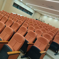 Chaises pliantes modernes en tissu et plastique PP avec pieds en fer, idéales pour les auditoriums, bureaux, écoles et théâtres.