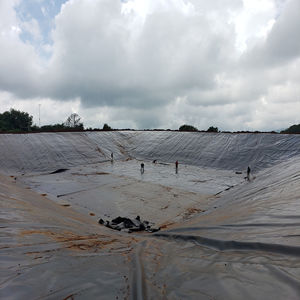 La géomembrane en PVC de 0.75mm protège contre la dégradation et la fissuration des UV pour la doublure du <span class=keywords><strong>canal</strong></span> d'<span class=keywords><strong>irrigation</strong></span> agricole - Product Image 2