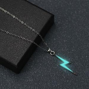 Collier pour homme en acier inoxydable avec pendentif éclair lumineux, collier à breloque éclair qui brille dans le noir, collier de couple - Product Image 1
