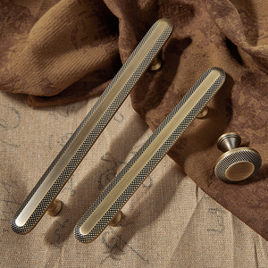 Armadietto da cucina in ottone massiccio con manico in bronzo antico europeo - Product Image 4