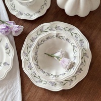 Service de table en céramique émaillée à motif floral en dentelle française – Assiette, tasse à café, soucoupe, assiette creuse, assiette à pâtes, bol – Compatible micro-ondes
