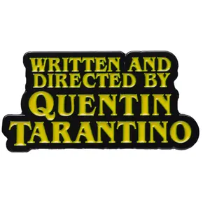 Broche de joias com letras criativas em inglês, insígnia de alfinetes de lapela esmaltados macios, escrito e dirigido por Quentin Tarantino, novidade