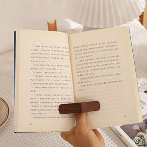 Portatelibro in legno di noce fatto <span class=keywords><strong>a</strong></span> <span class=keywords><strong>mano</strong></span> anello per il pollice per la lettura di Logo personalizzato <span class=keywords><strong>segnalibri</strong></span> di lettura in legno - Product Image 6