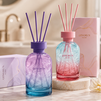 Bouteilles diffuseuses en verre coloré avec bouchons assortis, bâtonnets diffuseurs et boîtes d'emballage