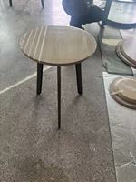 Table d'appoint moderne pour salon en marbre italien beige avec pieds en acier inoxydable poli convertible et plaqué PVD