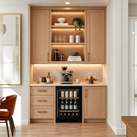 Meuble de rangement pour bar à café en chêne clair sur mesure avec comptoir en pierre frittée