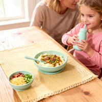 Vente en gros de sets de repas pour bébés en silicone 4 en 1, vaisselle pour enfants, set de bols à ventouse pour sevrage avec biberon