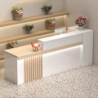 Comptoir de réception moderne et minimaliste en bois pour salon de beauté, spa, magasin, hôtel, école et hôpital