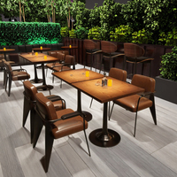Ensemble table et chaises de salle à manger commerciale au design moderne pour restaurant hôtel avec style panneau en bois