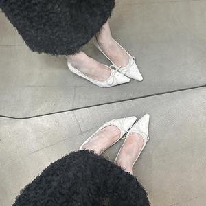 Sandalias de tacón bajo con punta en pico y tira trasera de PU charolado, con detalle de lazo, venta al por mayor OEM, logotipo personalizado, MOQ bajo, entrega rápida - Product Image 3