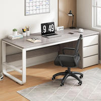 Bureau d'ordinateur de style moderne avec chaise pour bureau à domicile ou chambre d'étudiant, espace d'écriture