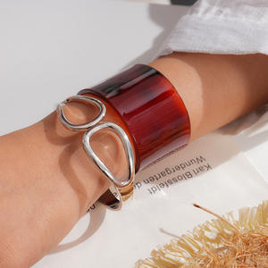 Bracelet enveloppant en alliage métallique plaqué argent pour femme, design goutte d'eau ovale irrégulière, motif teinté, minimaliste - Product Image 1