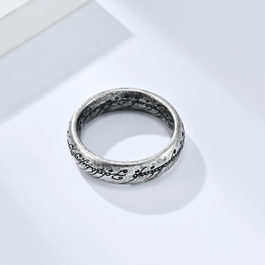 Anello in Acciaio Inossidabile Ispirato al <span class=keywords><strong>Signore</strong></span> <span class=keywords><strong>degli</strong></span> <span class=keywords><strong>Anelli</strong></span> con Incisione in Elfo, Gioiello Retrò alla Moda per Uomo e Donna, per Uso Quotidiano e Cosplay - Product Image 3