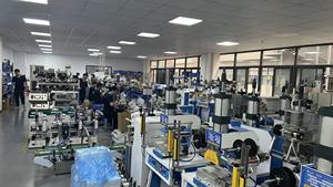 Nouvelle machine de fabrication de chaussures à déclenchement pneumatique pour la pose de lanières et le passage des empeignes de pantoufles - Product Image 2