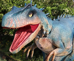 Costume de dinosaure Tyrannosaurus réaliste personnalisé pour adultes, idéal pour les spectacles, les parcs d'aventure et les événements sur le thème du monde jurassique. - Product Image 6