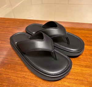 Tongs de plage antidérapantes de luxe pour hommes, en cuir de vachette souple, à semelle épaisse et en V, idéales pour l'été - Product Image 3