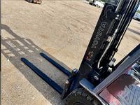 Chariot élévateur tout-terrain d'occasion de 1,5 tonne, Toyota 8FGU15 de 2016, pneus tout-terrain, chariot élévateur pour chantier de construction et scierie