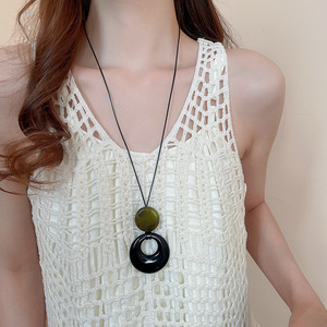 Collana con Ciondolo in Pelle Artificiale Stile Etnico, Design di Nicchia, Catena Lunga Semplice Retrò per Donna - Product Image 6