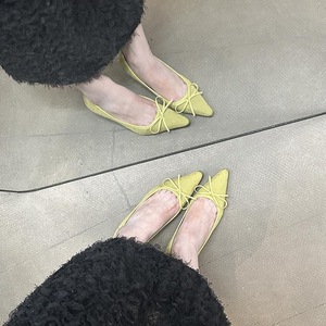 Sandalias de tacón bajo con punta en pico y tira trasera de PU charolado, con detalle de lazo, venta al por mayor OEM, logotipo personalizado, MOQ bajo, entrega rápida - Product Image 2