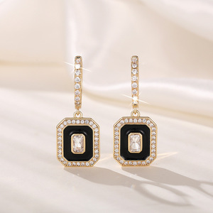 Boucles d'oreilles géométriques en émail pour femmes, bijoux élégants d'inspiration royale, bijoux tendance - Product Image 5