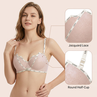 Soutien-gorge balconnet push-up en dentelle rose poudré, confortable et offrant un bon maintien pour femmes, idéal pour le quotidien.