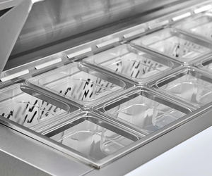 Table <span class=keywords><strong>de</strong></span> bar à salade en acier inoxydable Swenza pour la préparation <span class=keywords><strong>de</strong></span> sandwichs et <span class=keywords><strong>de</strong></span> pizzas - Product Image 4