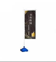 Les drapeaux publicitaires extérieurs remplis d'eau sont personnalisables, disponibles en plusieurs tailles, et livrés avec une base remplie d'eau au choix.
