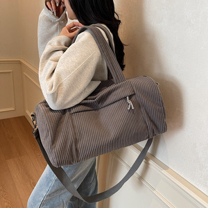 Sac de sport rétro en velours côtelé à fines bandes, en tissu doux et agréable pour la peau, pour hommes et femmes, idéal pour le yoga, la natation, avec séparation sec/humide, sac de rangement pour l'entraînement - Product Image 6