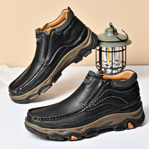 Mocassins pour hommes à enfiler, dessus en PU, semelle en caoutchouc, doublure en peluche, motif uni, logo gravé au laser - Product Image 2