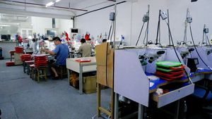 Gelang Emas Kuning Klasik Bentuk Pir Unisex <span class=keywords><strong>DW</strong></span> 925sliver/18K Berlian Buatan Laboratorium Bersertifikat NGSTC untuk Pernikahan - Product Image 4