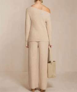 Fabricantes de prendas de punto personalizado abierto fuera del hombro de las mujeres a juego acanalado de punto superior de dos piezas suéter pantalones conjunto de las mujeres - Product Image 2