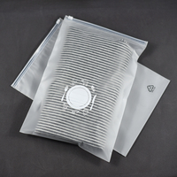 Sacs d'emballage personnalisés imprimés translucides givrés en PVC/PE pour vêtements, sacs à fermeture éclair coulissante en plastique pour t-shirts et vêtements