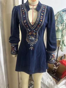 Abito Mini Vintage Boho con Ricami Floreali in Finta Pelle Scamosciata, Maniche Lunghe a Lanterna e Scollo a V per Signore, Primavera - Product Image 6