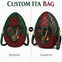 Bolso Ita Personalizado con Diseño de Huevo de Dragón Mítico, Patrón de Escamas Festoneadas Rojo Intenso, Ventana con Corazón Agrietado, Espada de Dragón, Escudo y Llama, Mochila con Pin
