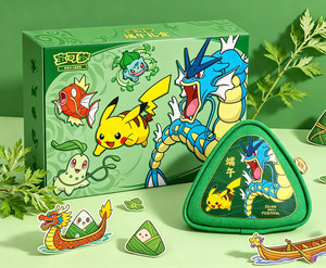 Coffret Cadeau YQ Celebrations Pokmoned Dragon Boat Festival avec Cartes à Collectionner Tic Tac Toe et <span class=keywords><strong>Sac</strong></span> de Rangement Triangulaire - Product Image 1