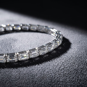 Pulsera de tenis de plata de ley con moissanita de corte esmeralda engastada en punta, chapado contemporáneo en rodio/oro amarillo/oro rosa, nombre personalizado - Product Image 4