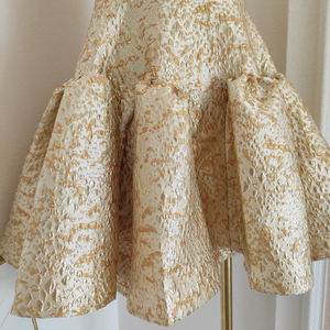 Robe de soirée trapèze sans bretelles cintrée à volants en jacquard fil d'or, style fille de la haute couture française, en tissu crêpe - Product Image 4