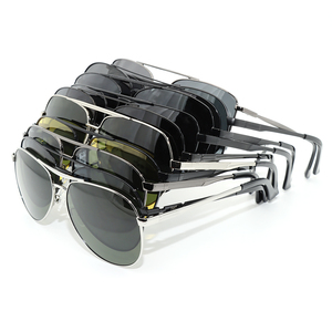 Nouvelles lunettes <span class=keywords><strong>de</strong></span> <span class=keywords><strong>soleil</strong></span> en métal <span class=keywords><strong>de</strong></span> haute qualité avec logo personnalisé, mode homme <span class=keywords><strong>femme</strong></span>, monture <span class=keywords><strong>ronde</strong></span> tendance, lunettes <span class=keywords><strong>de</strong></span> <span class=keywords><strong>soleil</strong></span> <span class=keywords><strong>de</strong></span> créateur à prix abordable, vente chaude - Product Image 1