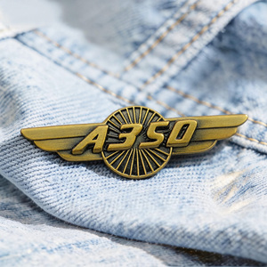 Pin de solapa de aviación personalizado económico, insignia de ala de metal, recuerdo de avión en oro antiguo, proveedor mayorista de fábrica, vendedor a granel - Product Image 1